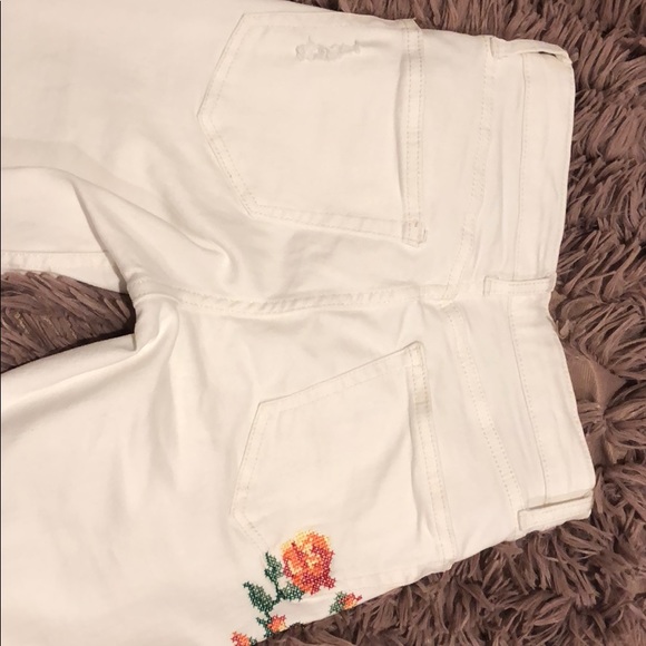 Whit skinny jeans with rose detailing - Picture 3 of 4